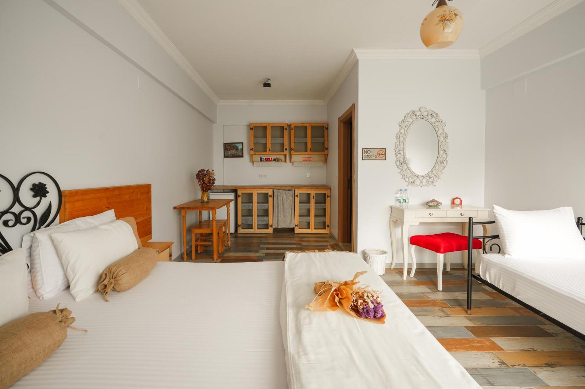 La Vida Otel Урла Екстериор снимка
