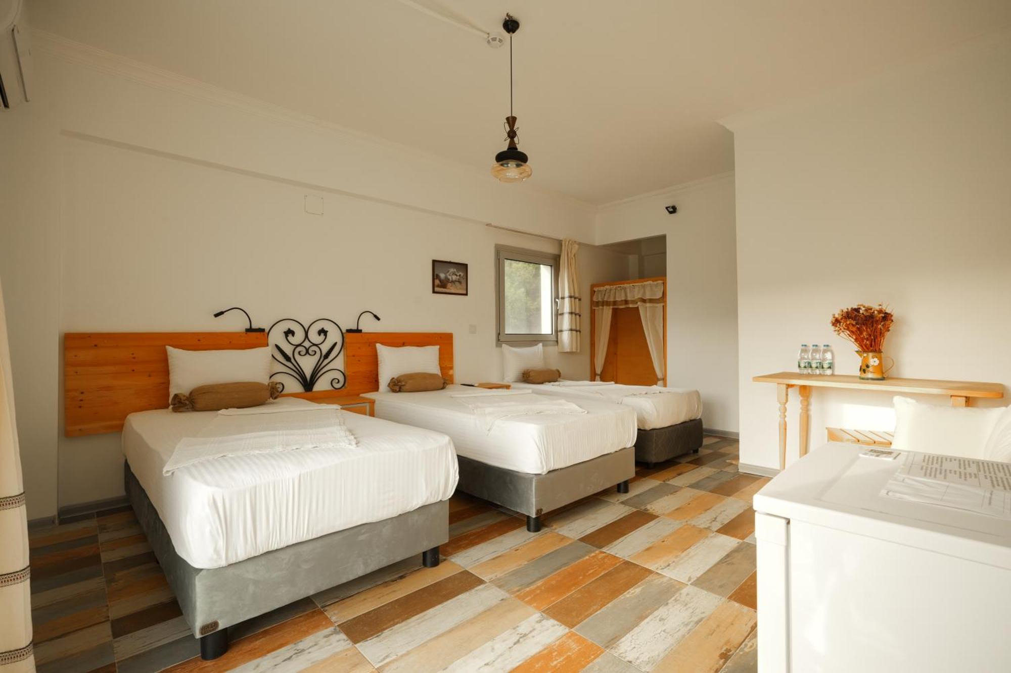 La Vida Otel Урла Екстериор снимка